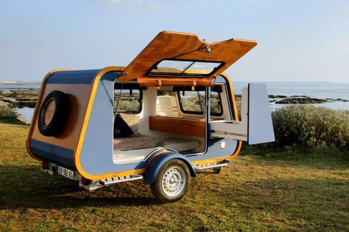 Этот ретро-караван в морском стиле добавит роскоши вашему отдыху на природе!