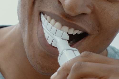 Эта инновационная зубная щетка J-образной формы безупречно очищает зубы за 20 секунд.