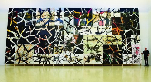Израильский художник Циби Гева разрушает рукотворный мир