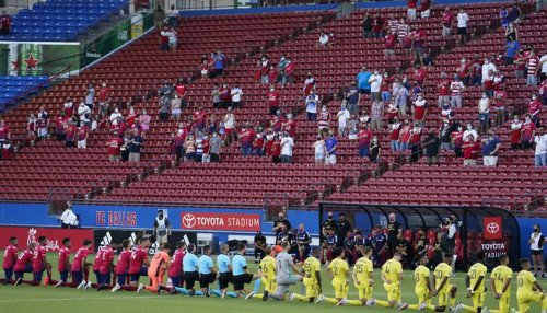 Игроки, преклоняющие колени перед гимном, встретились с боем перед игрой MLS