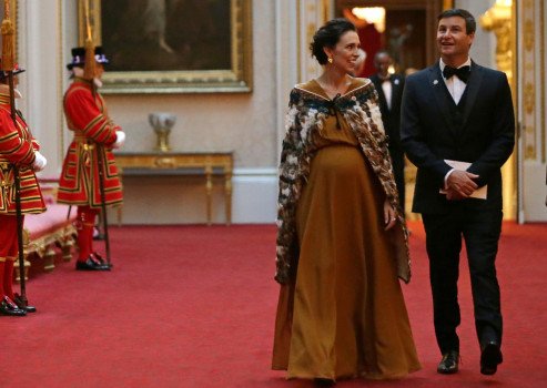 Джацинда Арддерна носила традиционный маорибный плащ, чтобы встретить королеву