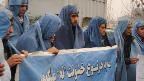Мужчины в марте Burqas для прав женщин в Афганистане