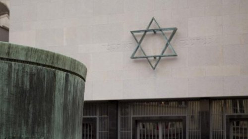Две еврейские молодые люди напали в Париж после того, как оставили синагогу