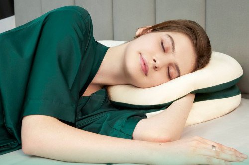 Многослойная модульная поддерживающая подушка также поставляется с карманом, чтобы затянуть руки во время сна