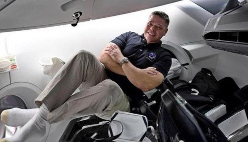 Астронавт НАСА Боб Бенкен, готовый к обрушению, написал в Твиттере «Мои чемоданы упакованы» с МКС